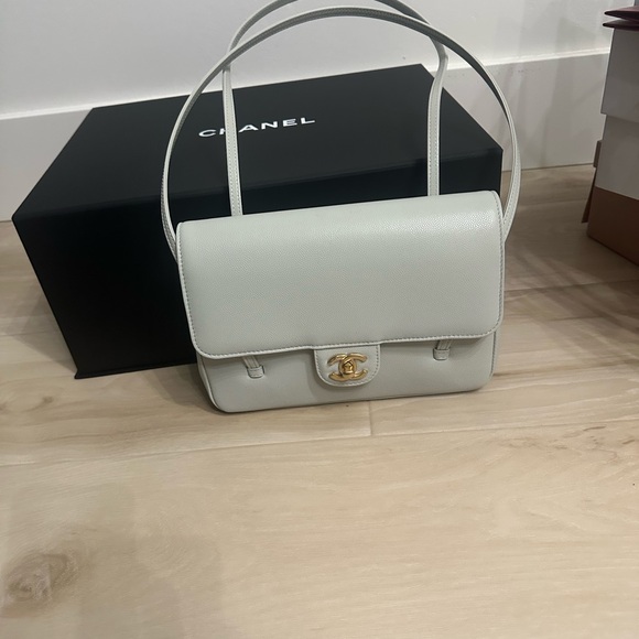 CHANEL Light green/grey Leather Shoulder Bag with Gold Logo - Picture 4 of 10